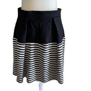 Everleigh Black and White Striped Pleated Knee-Length Skirt. Size LP.
